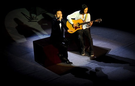 Nguyên Thảo tán tỉnh Tùng Dương trên sân khấu - 4 Tùng Dương chinh phục khán giả khi hát tình ca với nhiều cung bậc cảm xúc