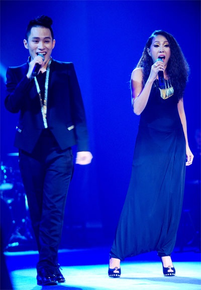 Nguyên Thảo tán tỉnh Tùng Dương trên sân khấu - 5 Tùng Dương chinh phục khán giả khi hát tình ca với nhiều cung bậc cảm xúc