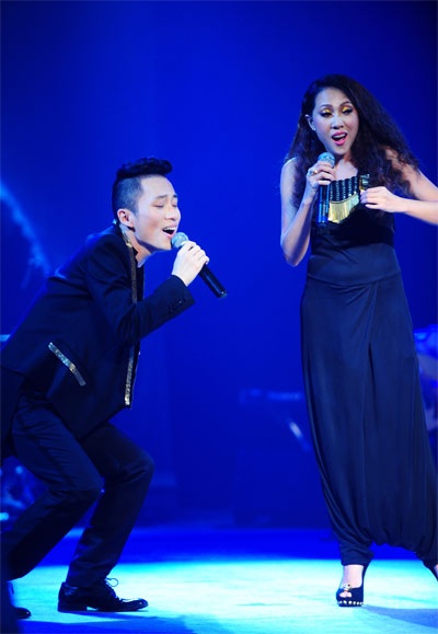 Nguyên Thảo tán tỉnh Tùng Dương trên sân khấu - 6 Tùng Dương chinh phục khán giả khi hát tình ca với nhiều cung bậc cảm xúc