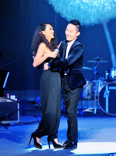 Nguyên Thảo tán tỉnh Tùng Dương trên sân khấu - 7 Nguyên Thảo tán tỉnh Tùng Dương trên sân khấu