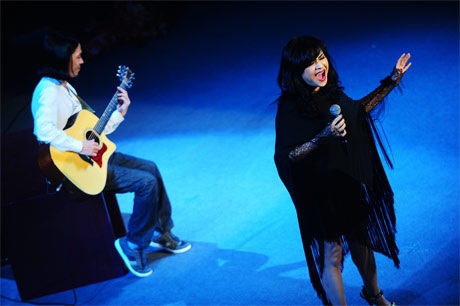 Nguyên Thảo tán tỉnh Tùng Dương trên sân khấu - 9 Nguyên Thảo quyến rũ trong liveshow của Tùng Dương