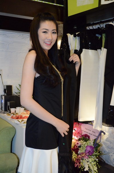 Người đẹp nhìn thon gọn hơn khi thay chiếc áo đen không tay