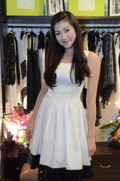 Hình ảnh tròn trịa nhưng đáng yêu của Dương Tú Anh tại sự kiện khai trương thời trang ở Hà Nội