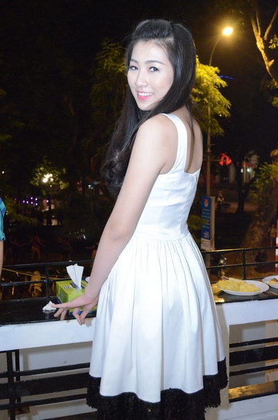 Hình ảnh tròn trịa nhưng đáng yêu của Dương Tú Anh tại sự kiện khai trương thời trang ở Hà Nội