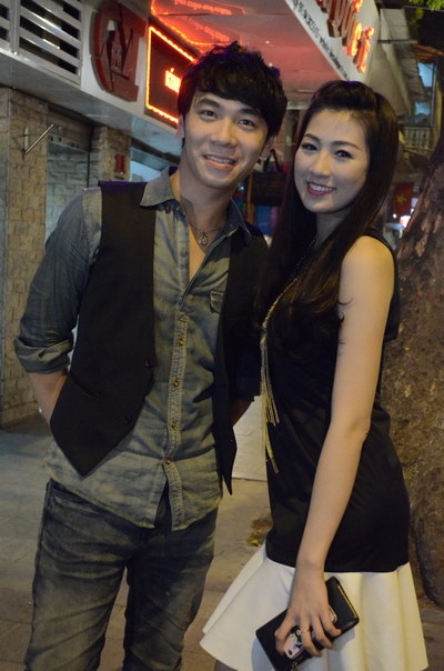 Dương Tú Anh tạo dáng cùng ca sĩ sao mai Việt Anh