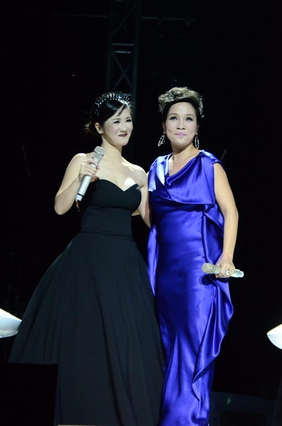 và xúc động gặp lại người thầy giáo năm xưa dưới mái trường Hoàng Diệu