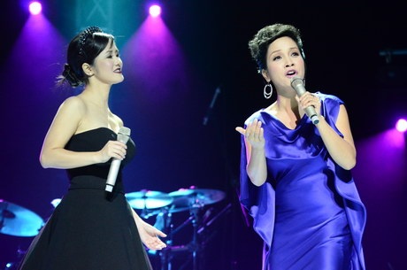 và xúc động gặp lại người thầy giáo năm xưa dưới mái trường Hoàng Diệu