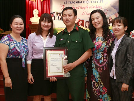 Mỹ Quyên giành giải nhất “Người phụ nữ truyền cảm hứng để bạn thành công” - 2 Đại diện Ban tổ chức và tác giả đoạt giải