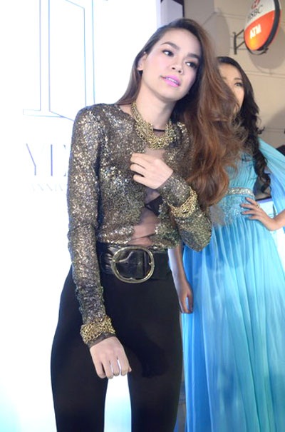 Đôi lúc, Hồ Ngọc Hà chỉnh lại áo để đảm bảo không...lộ hàng