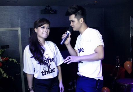 Dương Hoàng Yến và Hà Anh mặc áo cổ động Nghe có ý thức