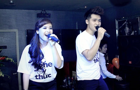 Dương Hoàng Yến và Hà Anh mặc áo cổ động Nghe có ý thức