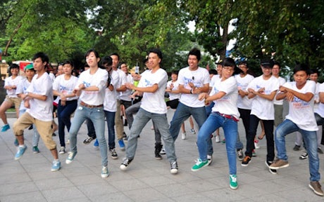 Liên hoan múa rồng và nhảy tập thể lập kỷ lục tại Hà Nội - 2 Chương trình vì cộng đồng Hãy cùng hát vang thu hút nhiều chú ý của các bạn trẻ