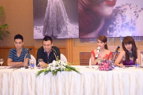 Hoàng Thùy Linh cộng tác cùng nhạc sĩ Lưu Thiên Hương, Long Halo và Cao Vịnh (ngoài cùng bên trái)