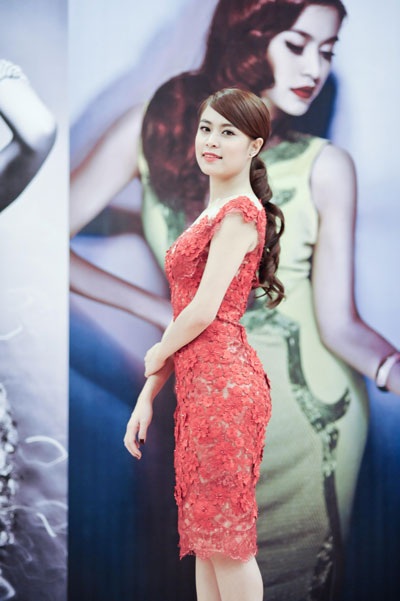 Hoàng Thùy Linh thu hút ống kính với vẻ rạng ngời, bộ váy ren đỏ thu hút