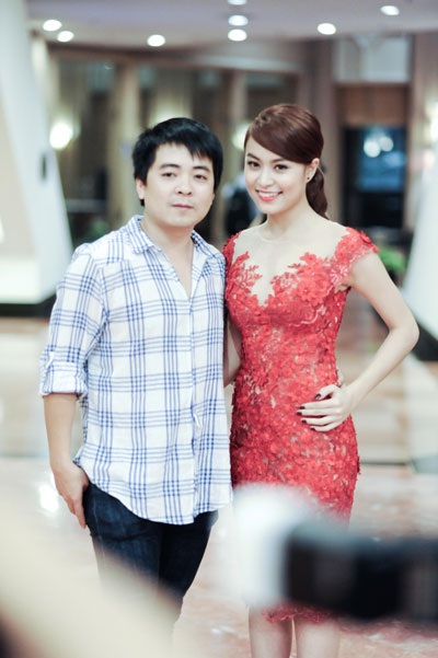 Cô chụp ảnh kỷ niệm cùng nhà báo Chu Minh Vũ