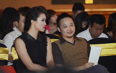 Tối qua, cô đi cùng nhiếp ảnh gia Tô Thanh Tân