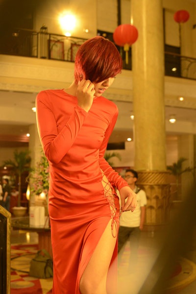 Hồng Quế không mặc nội y vẫn tự tin tạo dáng