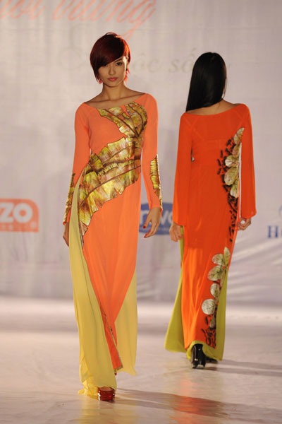 Ngay sau đó, Hồng Quế thay tranh phục trình diễn trên sân khấu