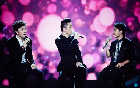 Tùng Dương (giữa) và Việt Anh (trái), Thanh Tâm (phải) hội ngộ tại Bài hát yêu thích tháng 11