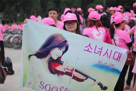 Fans DBSK, SNSD chào đón thần tượng với nhiều màn độc đáo - 1 Fan DBSK, SNSD gây “náo loạn”