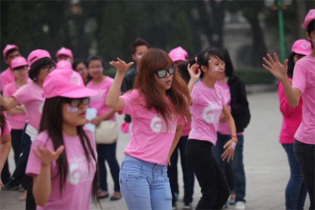 Fans DBSK, SNSD chào đón thần tượng với nhiều màn độc đáo - 3 Fan DBSK, SNSD gây “náo loạn”