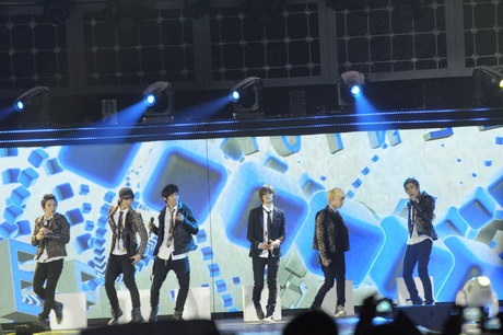 Teen Top chinh phục khán giả khi hát dân ca Bèo dạt mây trôi bằng tiếng Việt