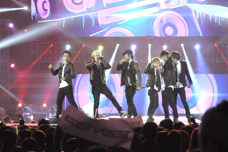 Kpop Festival quyến rũ fan Việt khi hát “Bèo dạt mây trôi” - 6 Teen Top chinh phục khán giả khi hát dân ca Bèo dạt mây trôi bằng tiếng Việt