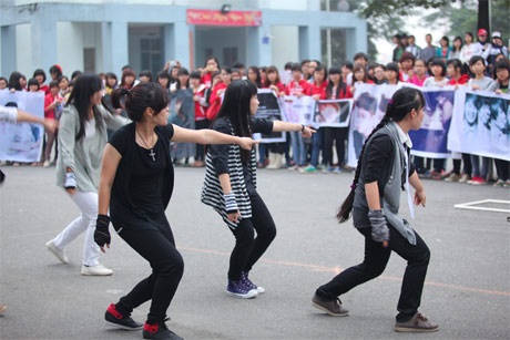 Fans DBSK, SNSD chào đón thần tượng với nhiều màn độc đáo - 4 Fan DBSK, SNSD gây “náo loạn”