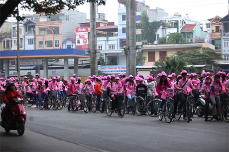 Fans DBSK, SNSD chào đón thần tượng với nhiều màn độc đáo - 2 Fan DBSK, SNSD gây “náo loạn”