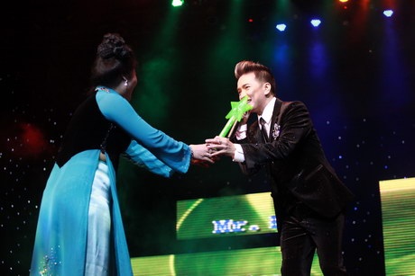 Lần cuối, fan cuồng tặng cho anh ngôi sao may mắn