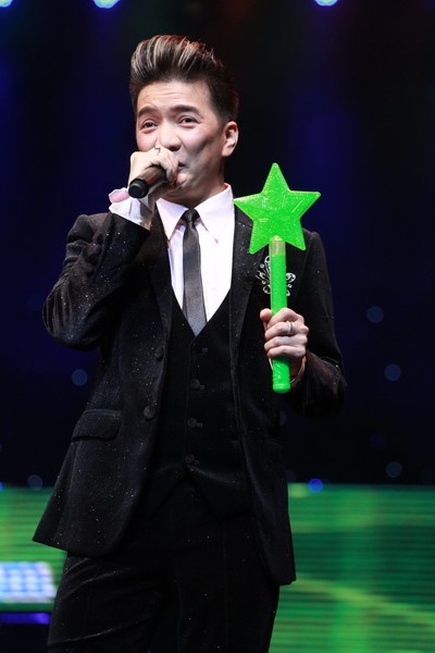 Đàm Vĩnh Hưng tếu: Cứ được tặng quà thế này thì hát tới sáng