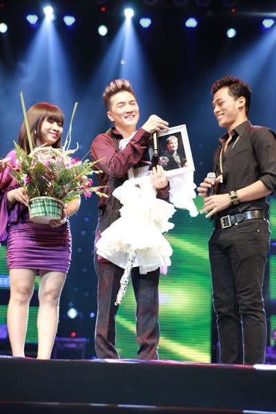 Đàm Vĩnh Hưng nhận món quà đặc biệt từ các học trò