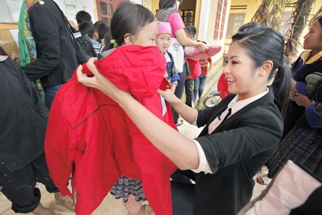 Hoa hậu Ngọc Hân háo hức trao các em nhỏ ở Mù Căng Chải chiếc áo do chính tay mình thiết kế