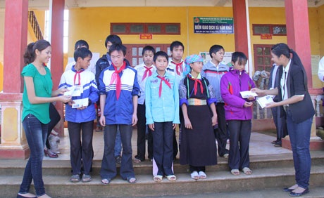 Ngọc Hân và Nguyễn Thị Loan chụp ảnh kỷ niệm cùng các em nhỏ