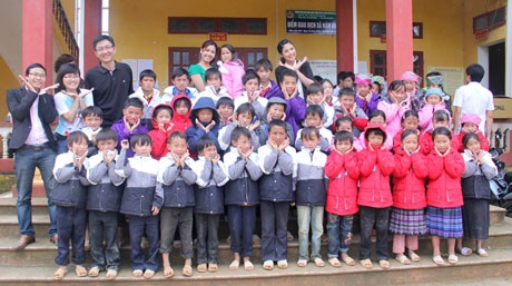 Ngọc Hân và Nguyễn Thị Loan chụp ảnh kỷ niệm cùng các em nhỏ