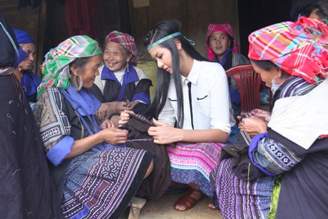 Sự thân thiện, hòa đồng của Hoa hậu với bà con nơi đây