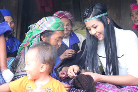 Sự thân thiện, hòa đồng của Hoa hậu với bà con nơi đây
