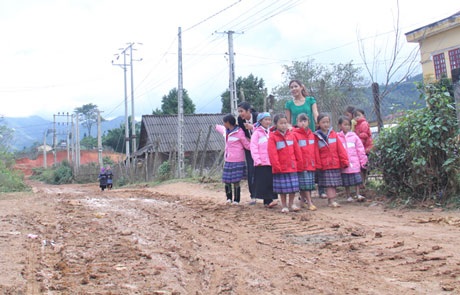 Nguyễn Thị Loan và các em nhỏ trước quãng đường đến trường lầy lội