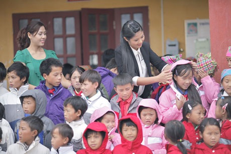 Đồng hành cùng Hoa hậu Ngọc Hân trong chuyến đi từ thiện này còn có Hoa hậu Biển Nguyễn Thị Loan