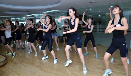 Ứng viên Hoa hậu Phụ nữ Việt Nam qua ảnh nhảy “Gangnam Style” - 7 Màn chào kết vui nhộn của Gangnam Style