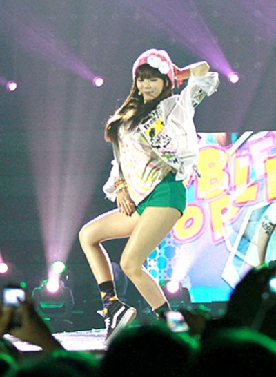 Nữ ca sĩ Huyn A ngọt ngào với Ice cream