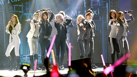 Son Dam Bi hát nhảy cùng vũ đoàn