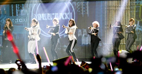 Son Dam Bi hát nhảy cùng vũ đoàn