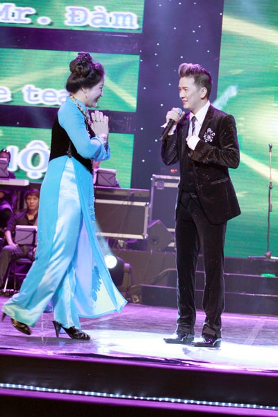 Fan cuồng tặng trang sức cho Đàm Vĩnh Hưng