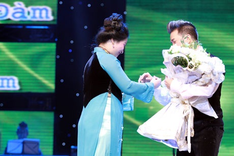 Fan cuồng tặng trang sức cho Đàm Vĩnh Hưng