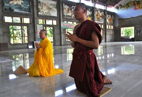 Đàm Vĩnh Hưng chính thức bị xử phạt 5 triệu đồng - 2 Hai nhà sư nhận nụ hôn của ca sĩ Đàm Vĩnh Hưng đã nhận án phạt biệt chúng trong thời gian 3 tháng