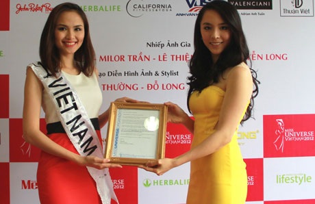 Diễm Hương mang quà tặng hình trống đồng đi thi HH Hoàn vũ - 1 Diễm Hương mang quà tặng hình trống đồng đi thi HH Hoàn vũ