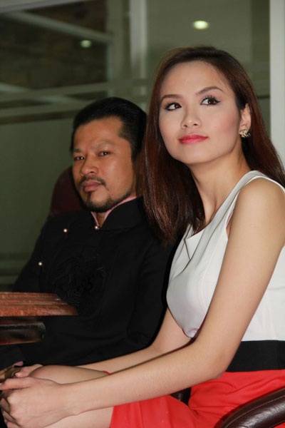 Diễm Hương mang quà tặng hình trống đồng đi thi HH Hoàn vũ - 2 Hoa hậu Diễm Hương tại buổi làm việc với đơn vị đề cử Hoàn Vũ