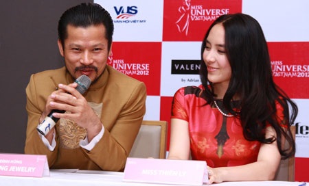 Diễm Hương bật khóc khi nhắc về mẹ - 3 Tuy nhiên, khi nhắc đến bố mẹ, Diễm Hương không kìm nén được sự xúc động...