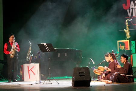 Sự kết hợp táo bạo giữ saxophone và xẩm trong bài xẩm “Mục hạ vô nhân”